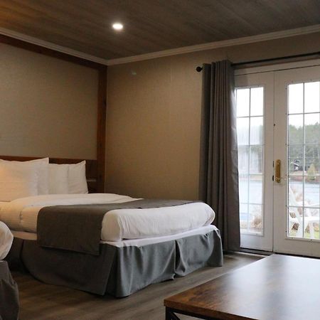 Algonquin Lakeside Inn Dwight Екстериор снимка