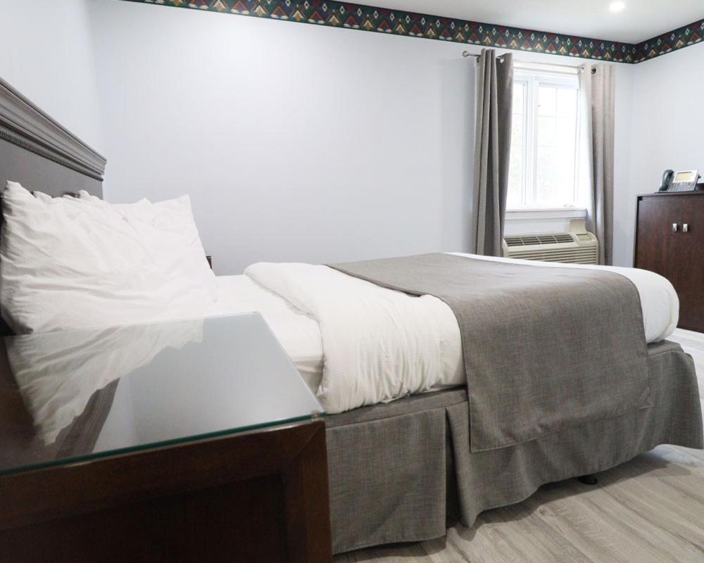 Algonquin Lakeside Inn Dwight Екстериор снимка