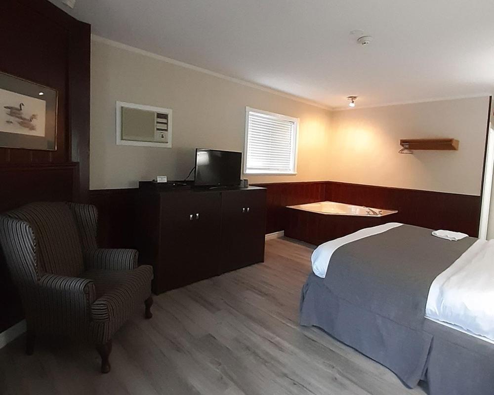 Algonquin Lakeside Inn Dwight Екстериор снимка