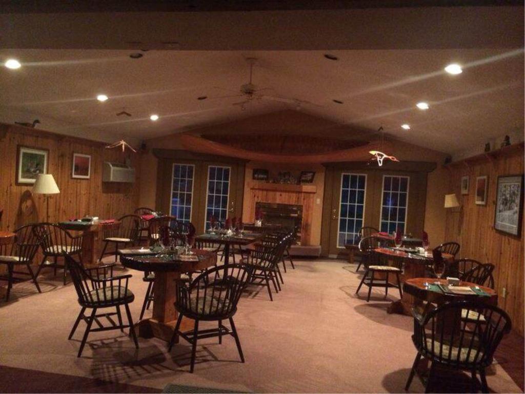 Algonquin Lakeside Inn Dwight Екстериор снимка