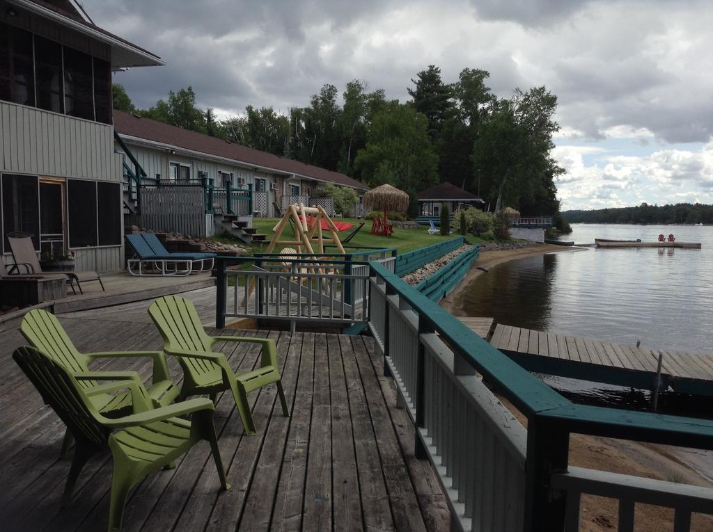 Algonquin Lakeside Inn Dwight Екстериор снимка