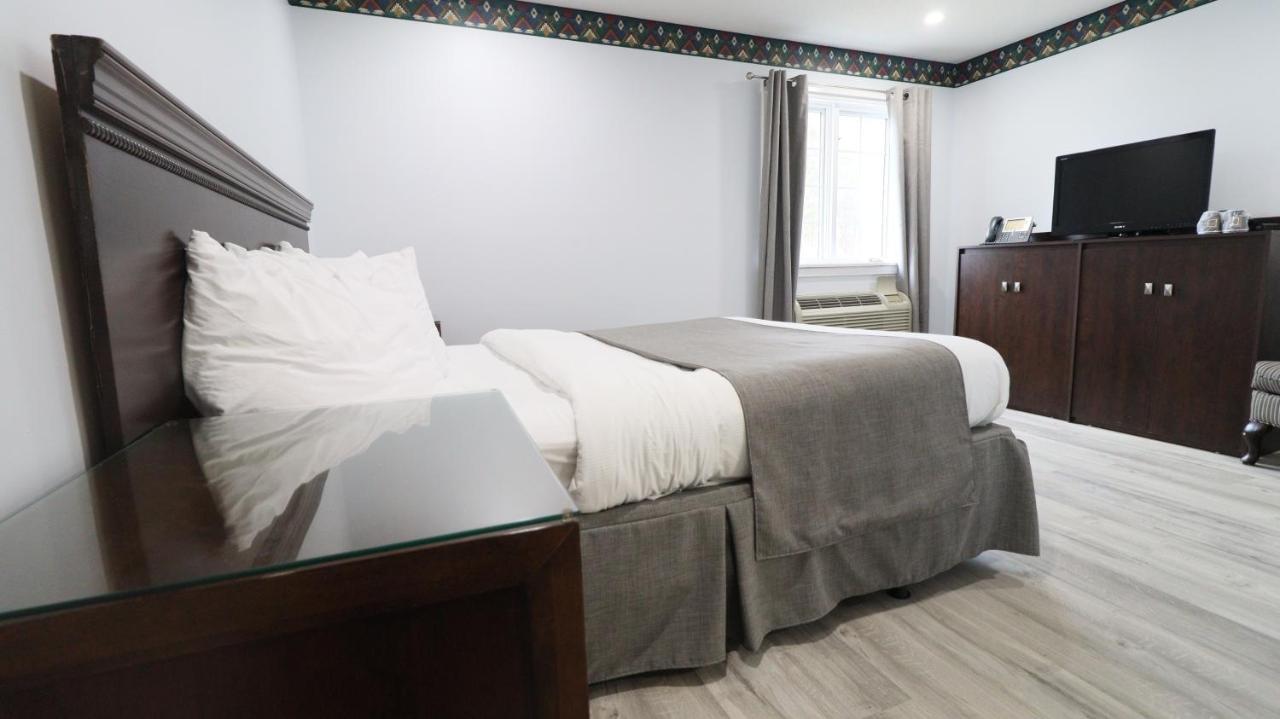 Algonquin Lakeside Inn Dwight Екстериор снимка