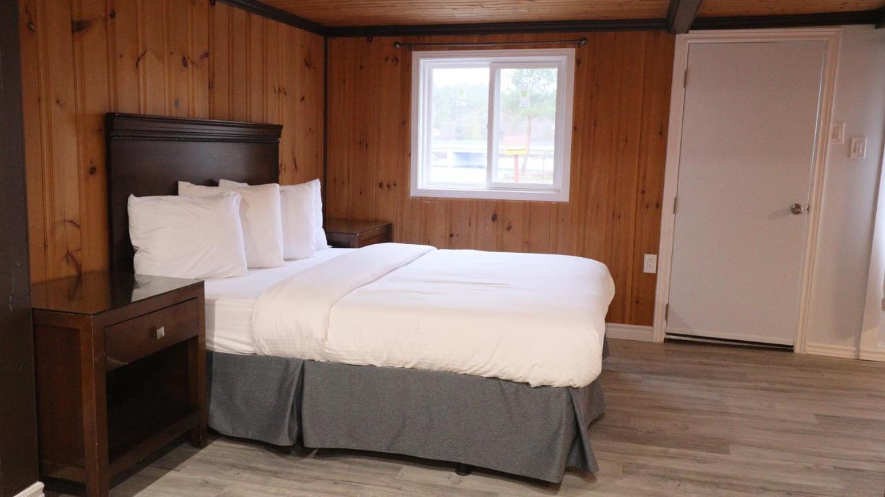 Algonquin Lakeside Inn Dwight Екстериор снимка