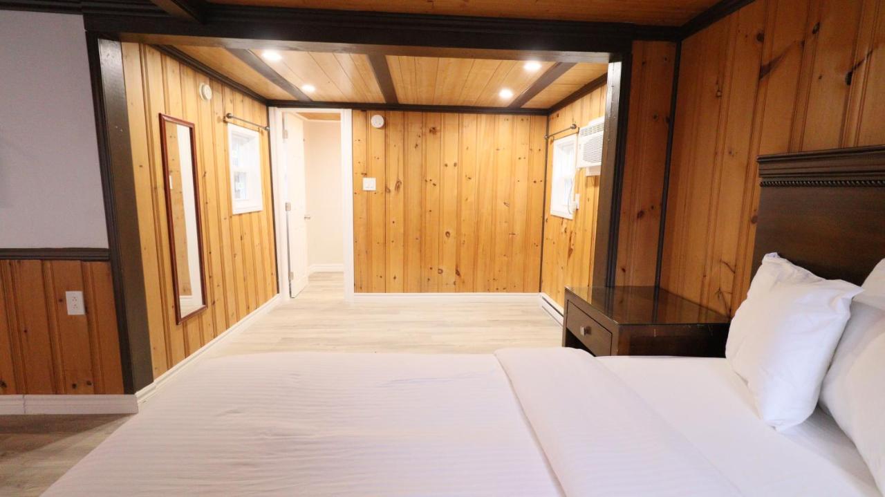 Algonquin Lakeside Inn Dwight Екстериор снимка