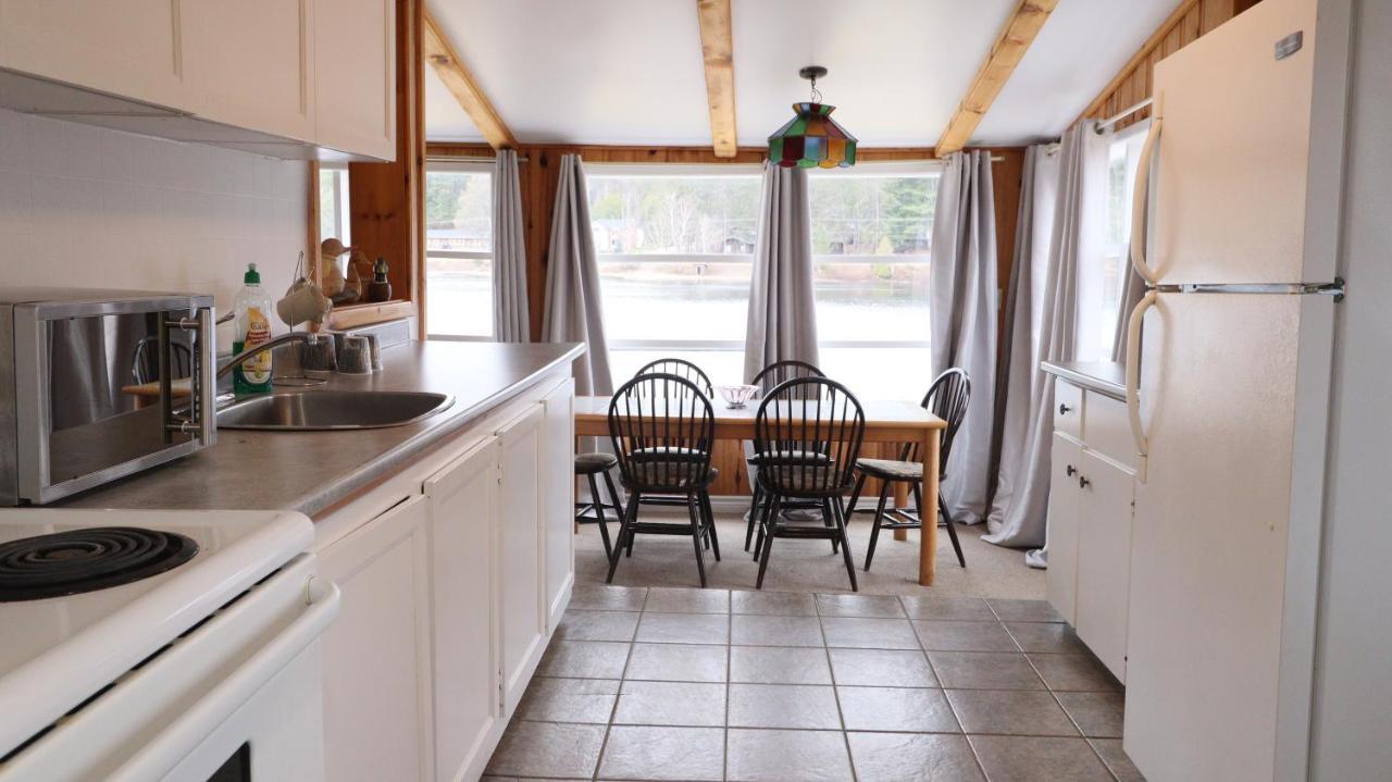 Algonquin Lakeside Inn Dwight Екстериор снимка