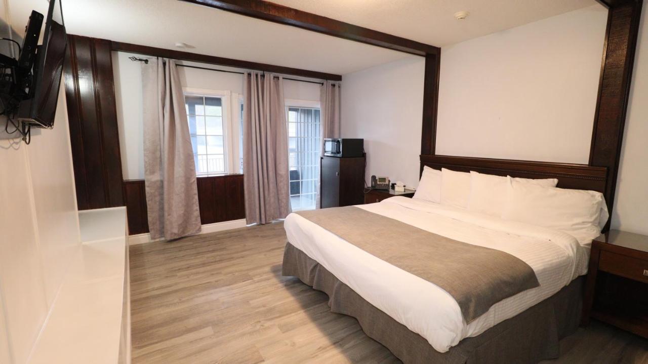 Algonquin Lakeside Inn Dwight Екстериор снимка