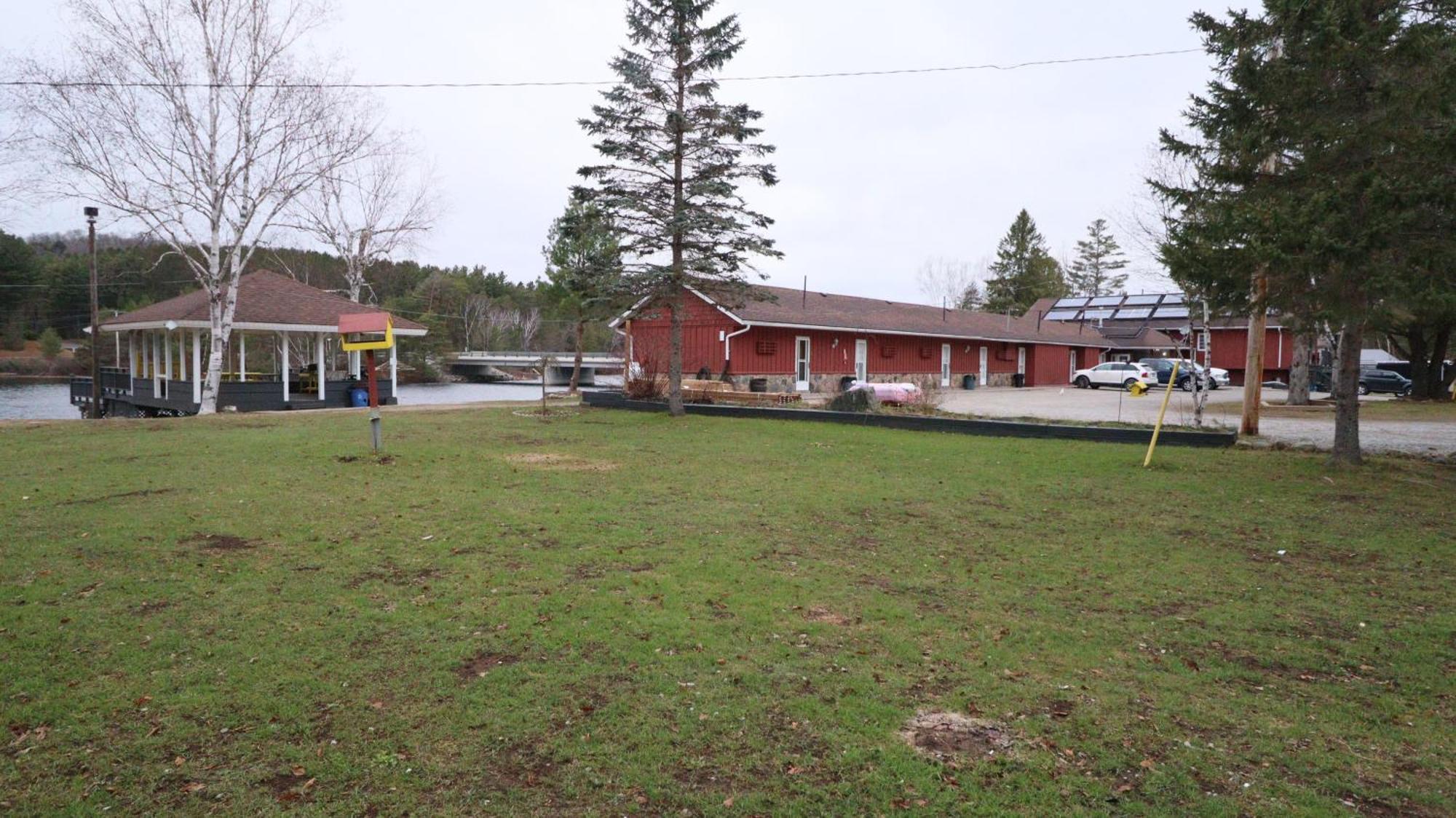 Algonquin Lakeside Inn Dwight Екстериор снимка