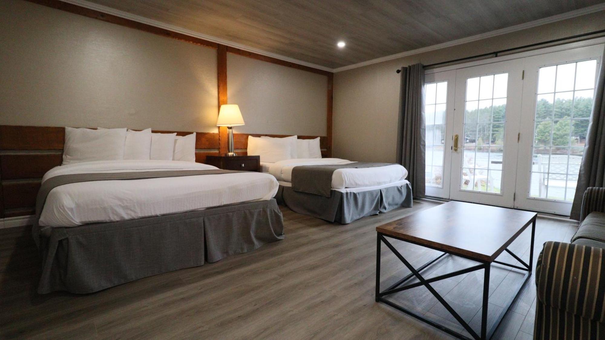 Algonquin Lakeside Inn Dwight Екстериор снимка