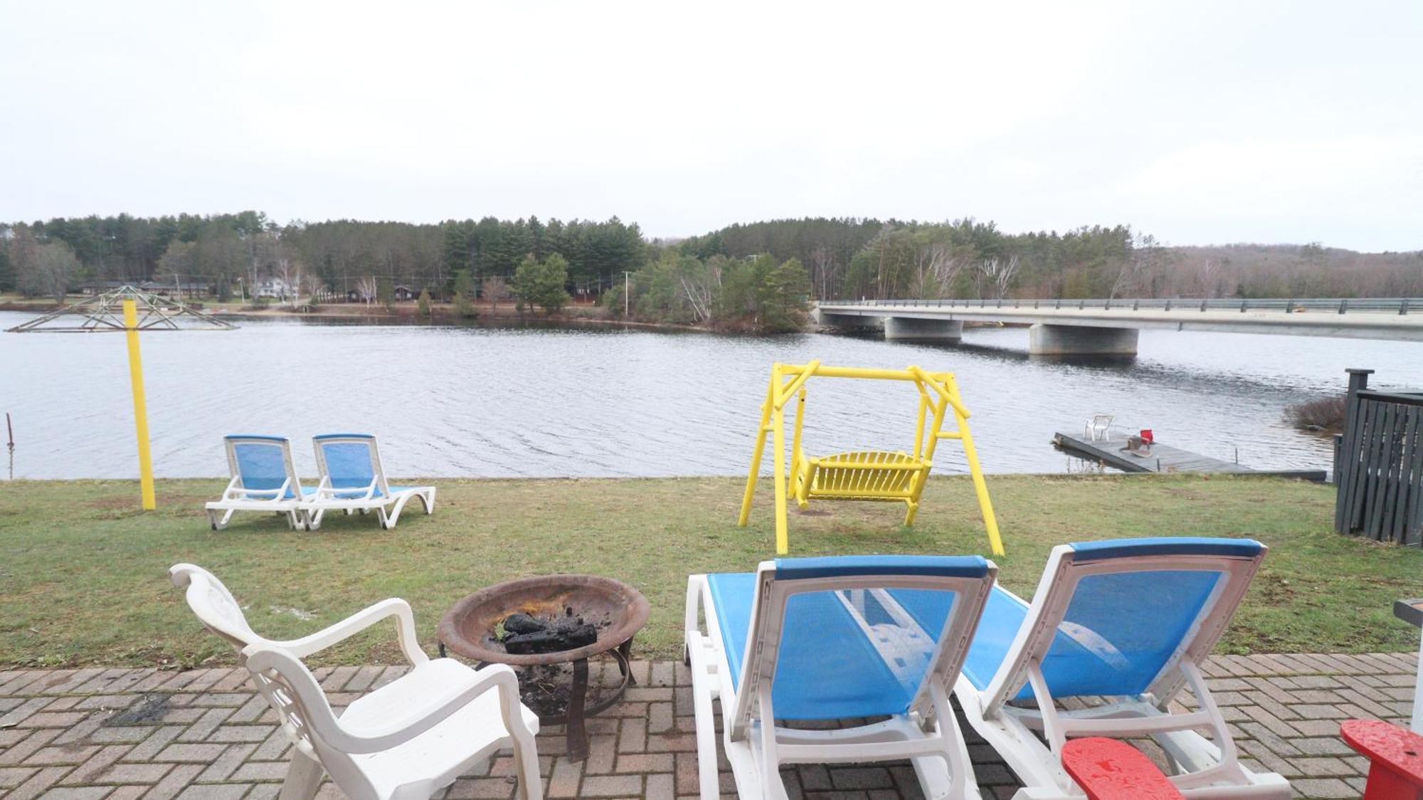 Algonquin Lakeside Inn Dwight Екстериор снимка
