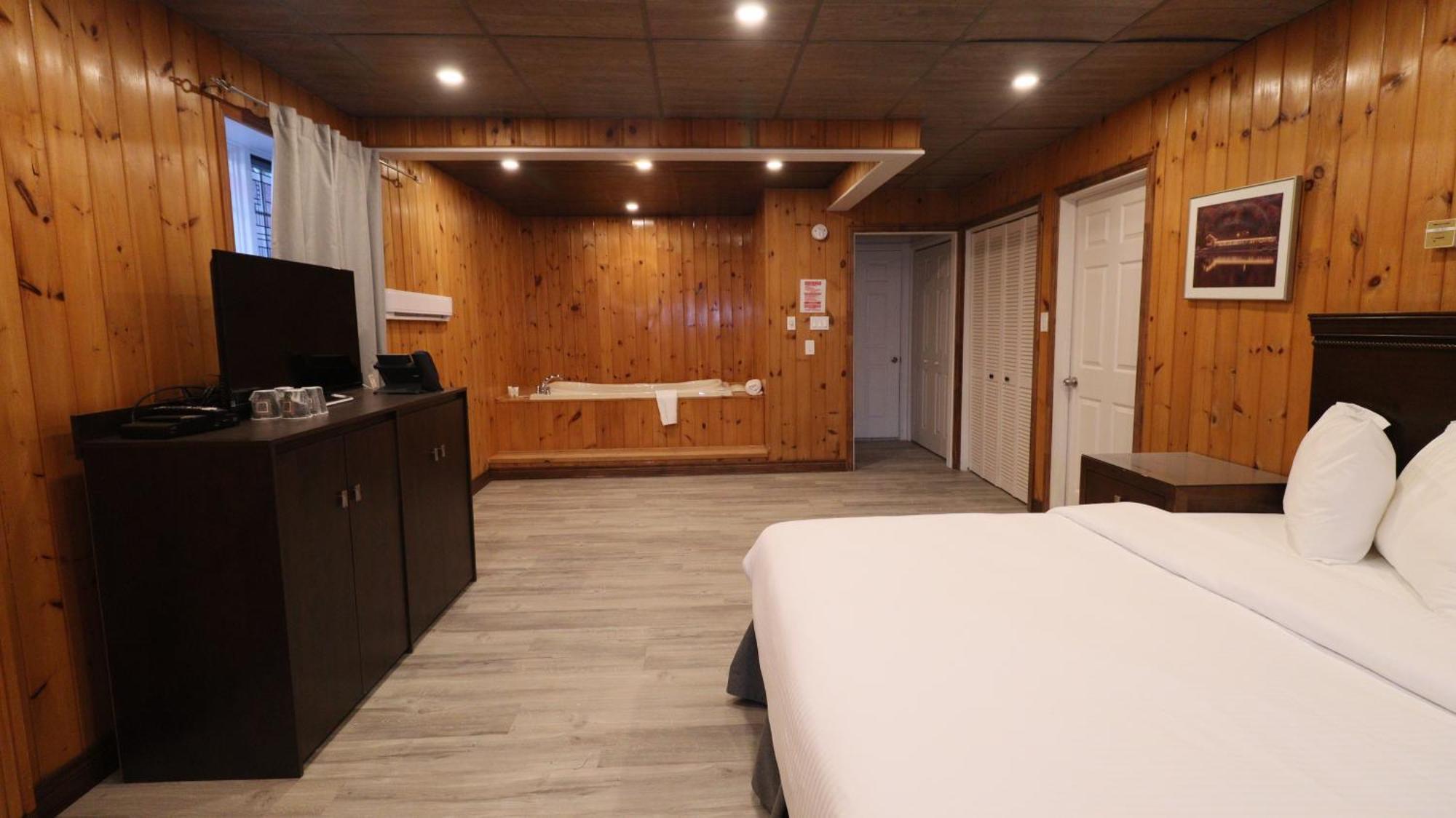 Algonquin Lakeside Inn Dwight Екстериор снимка