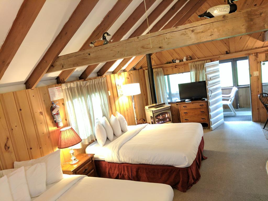 Algonquin Lakeside Inn Dwight Екстериор снимка