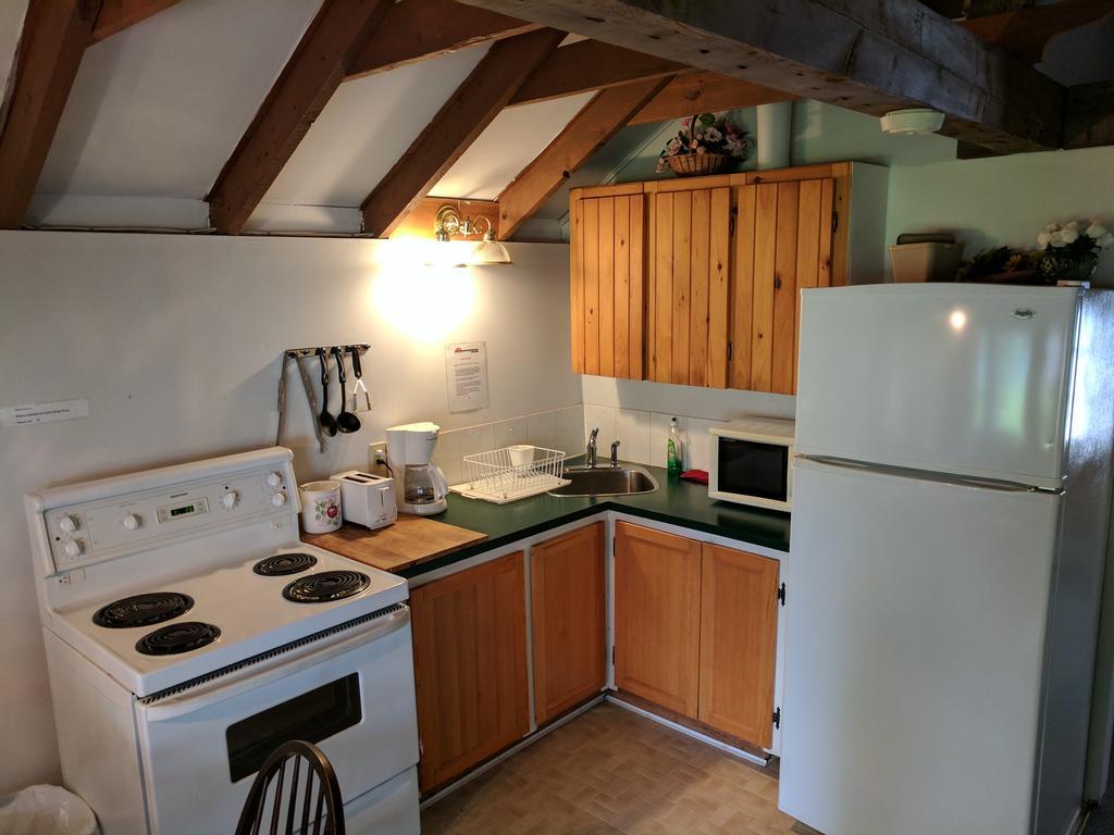 Algonquin Lakeside Inn Dwight Екстериор снимка