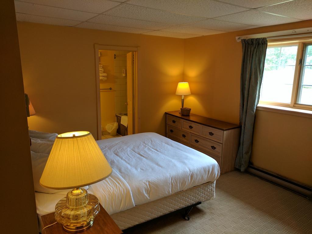 Algonquin Lakeside Inn Dwight Екстериор снимка