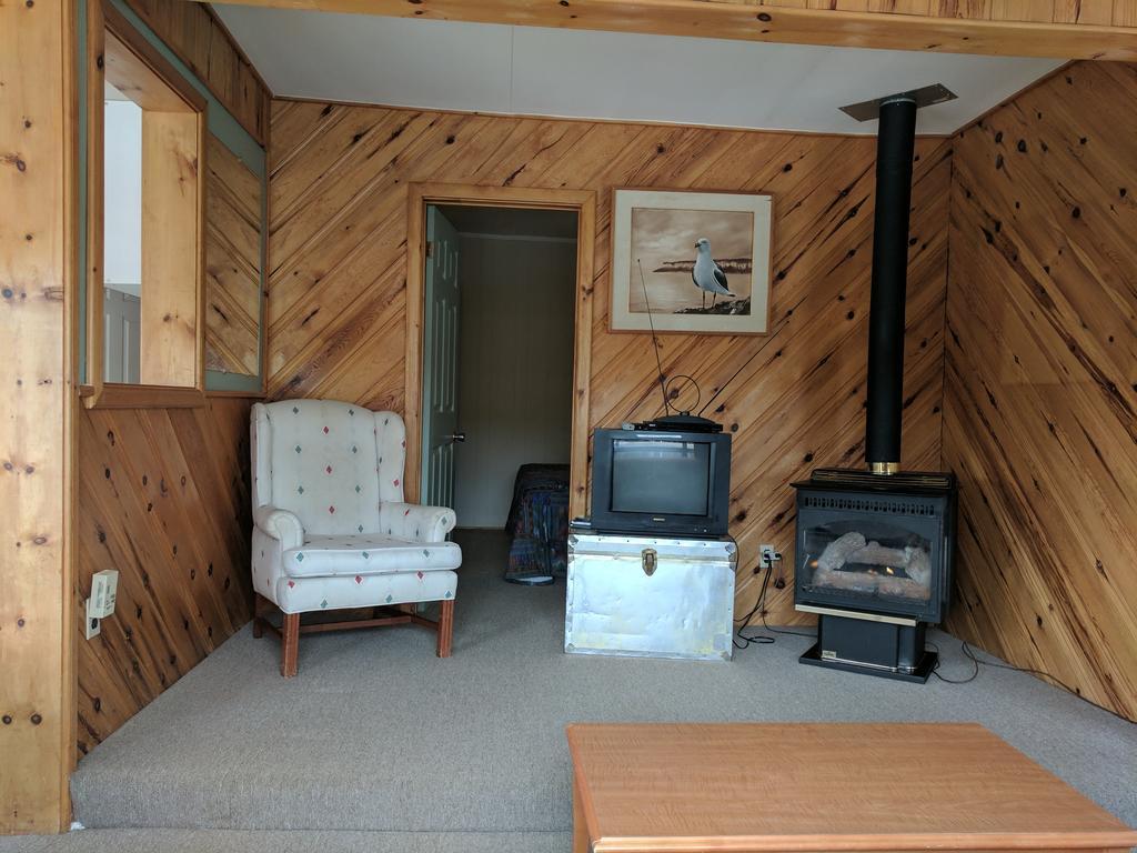 Algonquin Lakeside Inn Dwight Екстериор снимка
