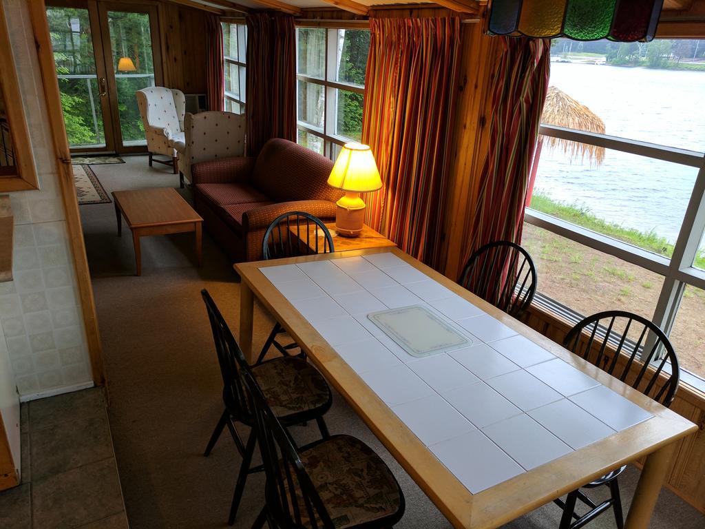 Algonquin Lakeside Inn Dwight Екстериор снимка
