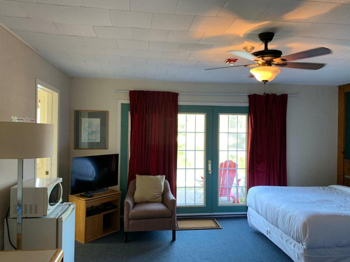 Algonquin Lakeside Inn Dwight Екстериор снимка