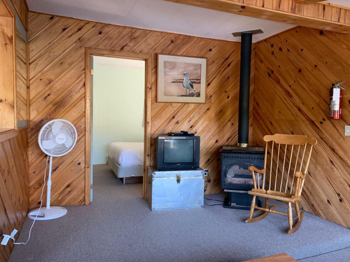 Algonquin Lakeside Inn Dwight Екстериор снимка