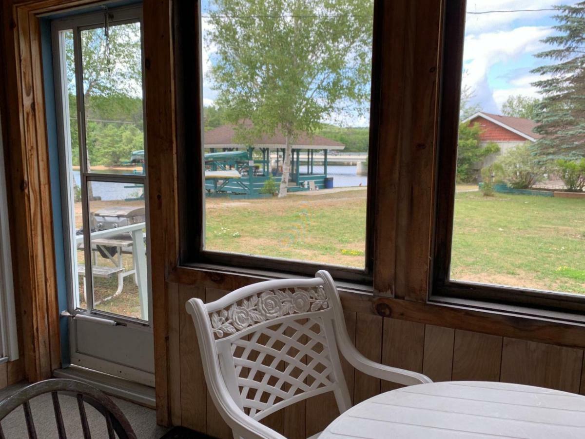 Algonquin Lakeside Inn Dwight Екстериор снимка