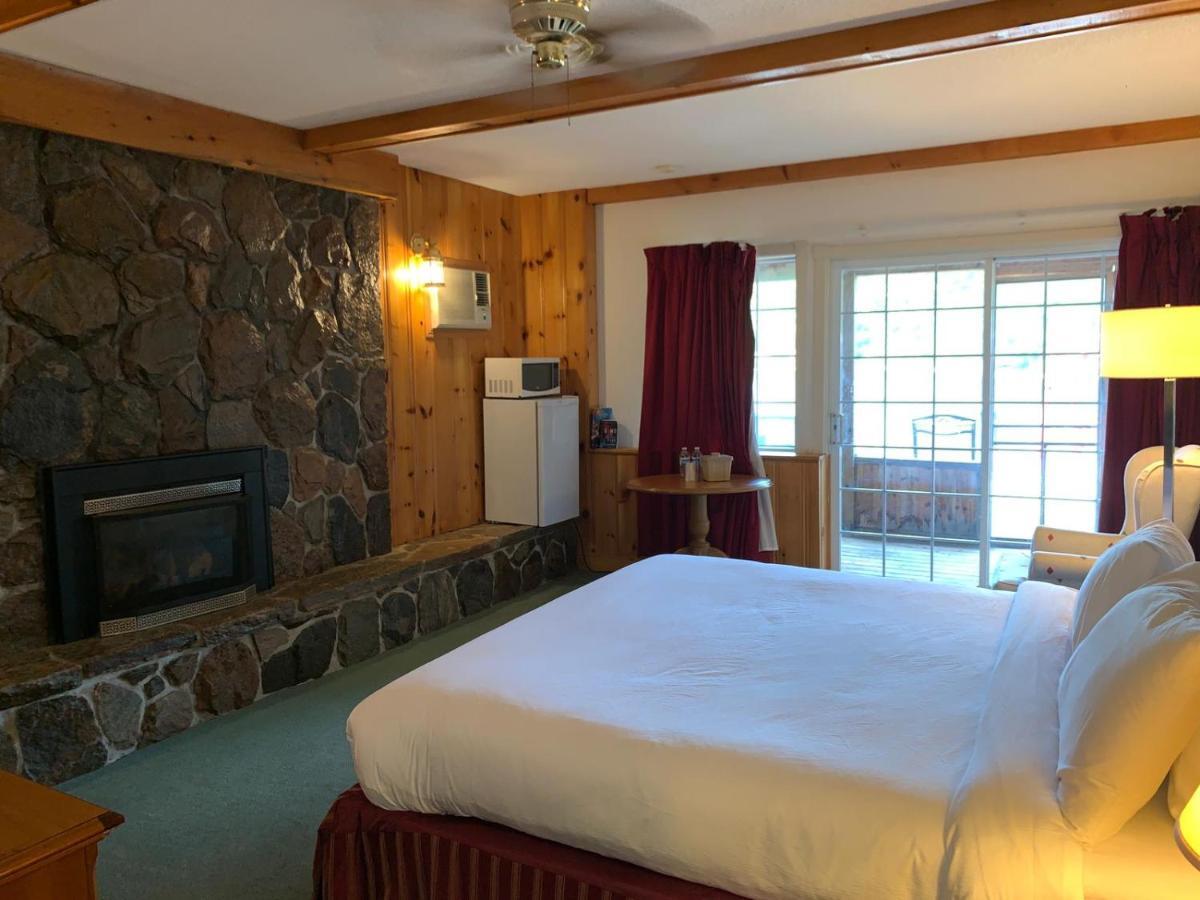 Algonquin Lakeside Inn Dwight Екстериор снимка